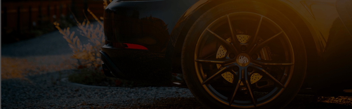 Fragment samochodu z widocznym kołem