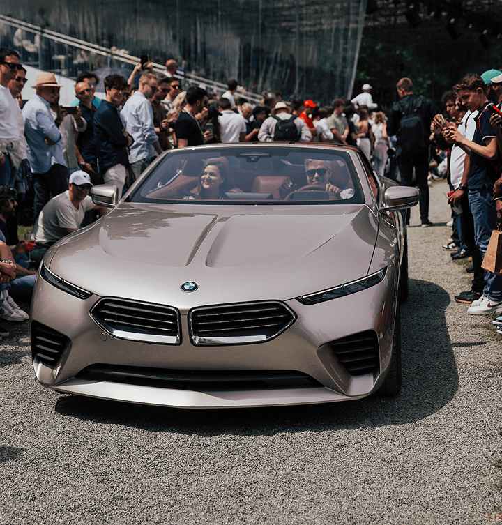 Zdjęcie beżowego samochodu BMW