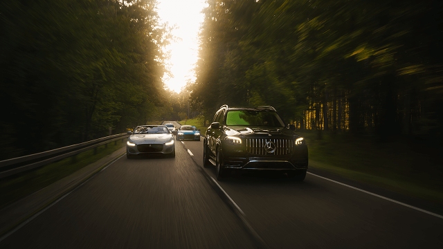 Kilka samochodów na ulicy