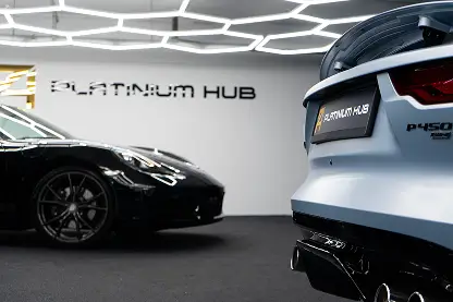 Kilka samochodów w pomieszczeniu