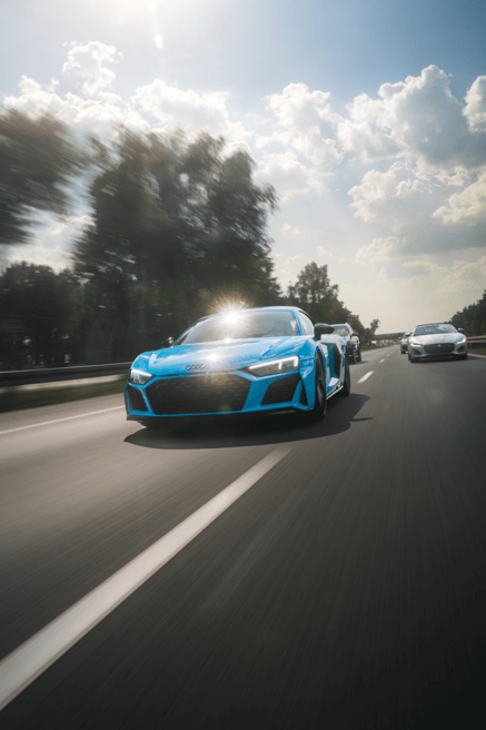 Samochód jadący po ulicy