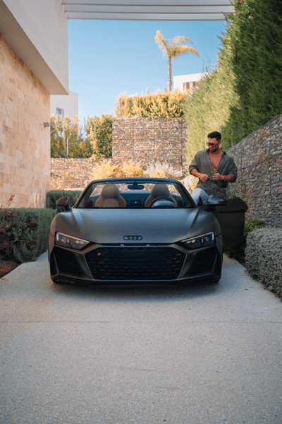 Samochód stojący w cieniu