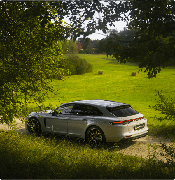 Samochód na leśnej drodze